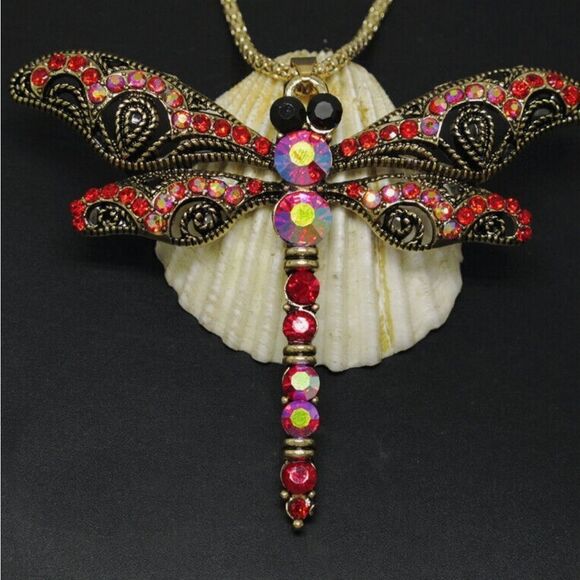 ♥️ Betsey Johnson stunning, sparkling red crystal dragonfly necklace ♥️ - Picture 3 of 4